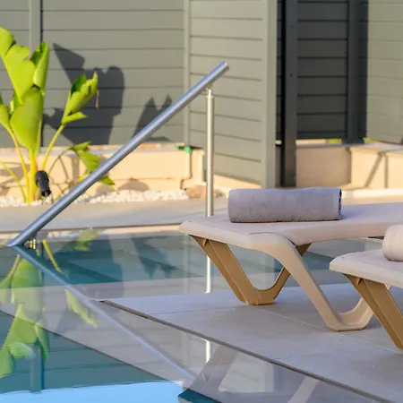 Villa Petrus Luxury In Old - 3 Bedrooms & 3 Bathrooms *